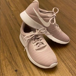 Nike women’s Tanjun size 8